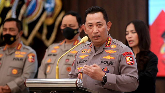 Kapolri Jenderal Pol Listyo Sigit Prabowo memberikan keterangan kepada wartawan di ruangan Rupatama Mabes Polri, Jakarta, Jumat (14/10/2022). Foto: Reno Esnir/ANTARA FOTO