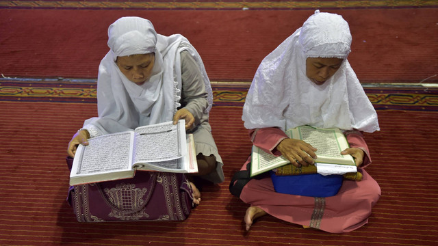 Ilustrasi membaca Alquran. Foto: Adek Berry/AFP.