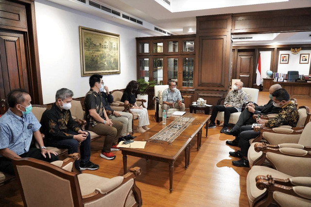 Para pedagang grosir Tanah Abang menemui Menteri Koperasi dan UKM Teten Masduki untuk menyampaikan masalah hak guna bangunan untuk kios yang belum bisa diperpanjang. Foto: Dok. Kemenkop UKM