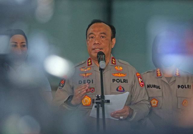Kadiv Humas Mabes Polri Dedi Prasetyo memberikan keterangan terkait penangkapan bandar besar judi online jaringan Jakarta setibanya dari Kamboja di Bandara Soekarno Hatta, Tangerang, Banten, Sabtu (15/10/2022). Foto: Muhammad Iqbal/Antara Foto