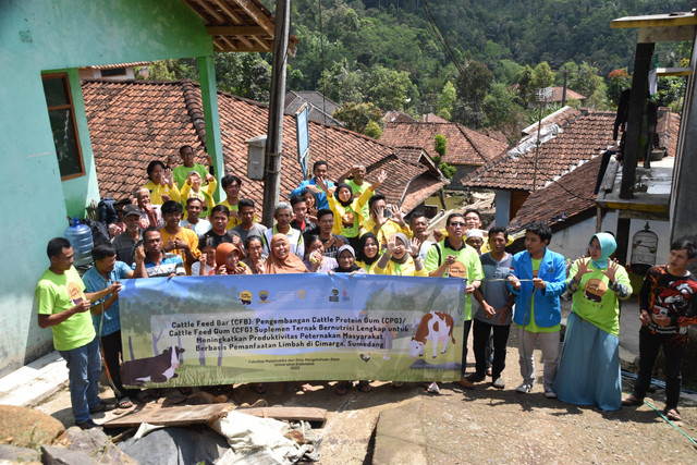 Foto bersama tim pengmas FMIPA UI dengan Peternak di Desa Cimarga, Sumedang. Sumber: Dok. Pribadi