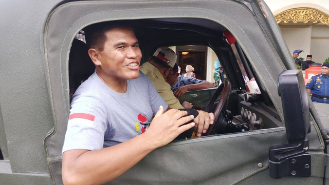 Panglima Komando Gabungan Wilayah Pertahanan (Pangkogabwilhan) I, Laksamana Madya Muhammad Ali, mengendarai Jeep dalam kegiatan fun offroad. Foto: Khairul S/kepripedia.com