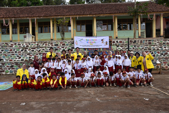Foto bersama tim pengabdian masyarakat FMIPA UI dengan Siswa SDN Cimarga. Sumber: Dok. Pribadi