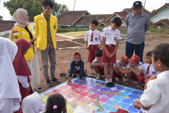Belajar sains melalui permainan ular tangga. Sumber: Dok. Pribadi