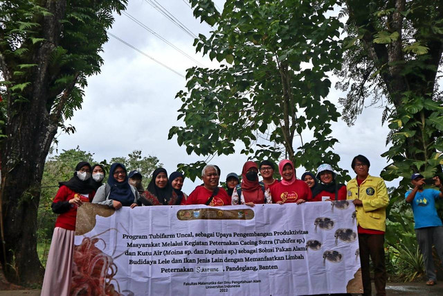 Foto Bersama Tim Pengabdi FMIPA UI. Sumber: Dok. Pribadi