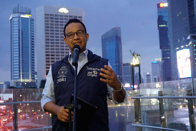 Gubernur DKI Jakarta Anies Baswedan meresmikan peluncuran Halte TransJakarta Bundaran HI, Jakarta Pusat, Sabtu (15/10/2022). Foto: Jamal Ramadhan/kumparan