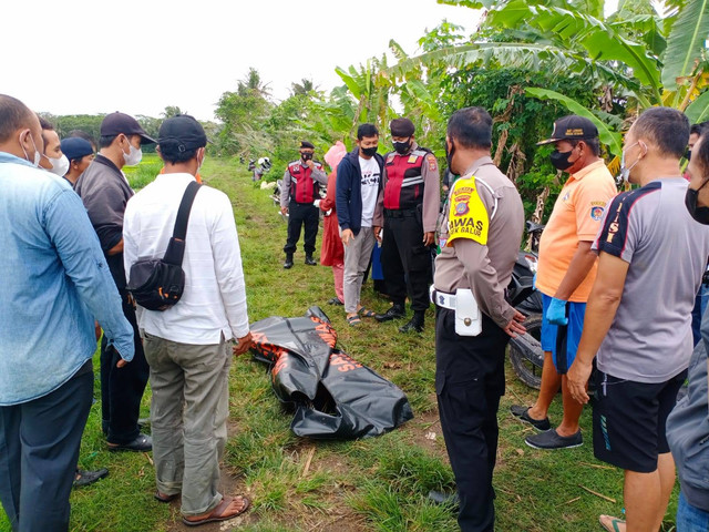 Polisi mengevakuasi jenazah mahasiswi yang tinggalkan motor di atas jembatan Sungai Progo. Foto: istimewa