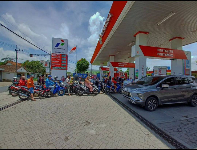 Salah satu SPBU terlihat cukup ramai dikarenakan banyaknya konsumen yangyang membeli BBM jenis pertalite. Foto: Penulis 