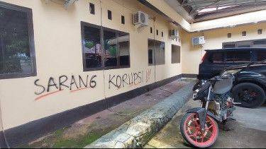 Aipda HR coret kantornya Polres Luwu bertuliskan Sarang Korupsi. Foto: Dok. Istimewa