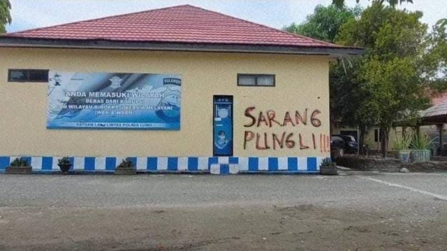 Aipda HR coret kantornya Polres Luwu bertuliskan Sarang Korupsi. Foto: Dok. Istimewa