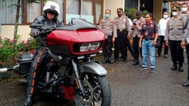 Irjen Teddy Minahasa terlihat sedang mengendarai moge Harley-Davidson. Foto: ANTARA