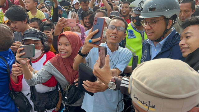 Anies Baswedan berfoto dengan warga di Bundaran HI, Minggu (16/10/2022). Foto: Jonathan Devin/kumparan