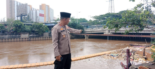 Penemuan mayat mahasiswi IPB yang hanyut terseret banjir di Tambora, Jakarta Barat. Foto: Dok. Istimewa