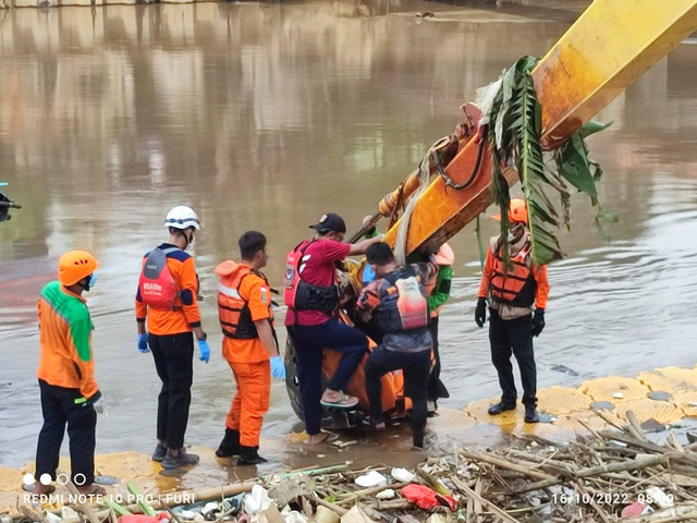 Penemuan mayat mahasiswi IPB yang hanyut terseret banjir di Tambora, Jakarta Barat. Foto: Dok. Istimewa