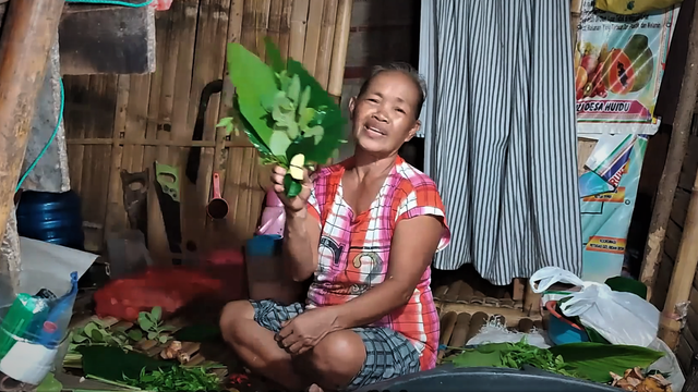 Rohana Tenia penjual rempah-rempah asal Desa Tabongo Timur, Kecamatan Tabongo, Kabupaten Gorontalo. Minggu, (16/10). Foto: Dok banthayo