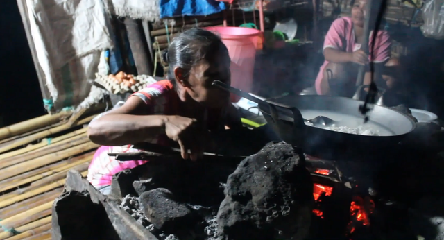 Nenek Rohana memasak menggunakan tungku tradisional. Foto: Dok banthayo