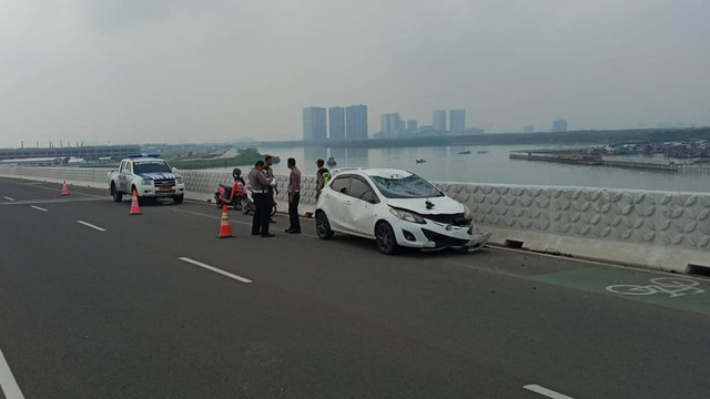 Mobil tabrak rombongan pesepeda di Jembatan Baruyungan, PIK 2, Tangerang, Minggu (16/10). Foto: Dok. Istimewa