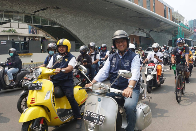 Anies Baswedan pulang pakai Vespa, Minggu (16/10/2022).  Foto: Iqbal Firdaus/kumparan