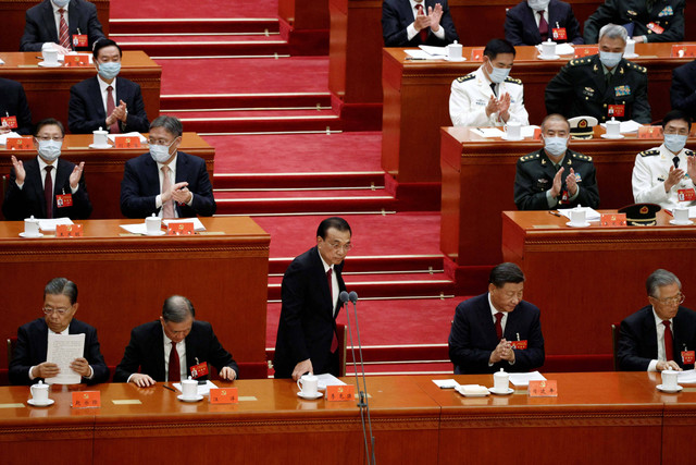 Perdana Menteri China Li Keqiang berdiri di samping Presiden China Xi Jinping, mantan presiden Hu Jintao selama upacara pembukaan Kongres Nasional Partai Komunis China ke-20, di Aula Besar Rakyat di Beijing, China, Minggu (16/10/2022). Foto: Thomas Peter/REUTERS