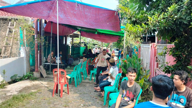 Suasana rumah duka mahasiswa IPB Adzra Nabila di Perum Bumi Pertiwi, Cilebut Timur, Kecamatan Sukaraja, Kabupaten Bogor. Foto: Dok. Istimewa