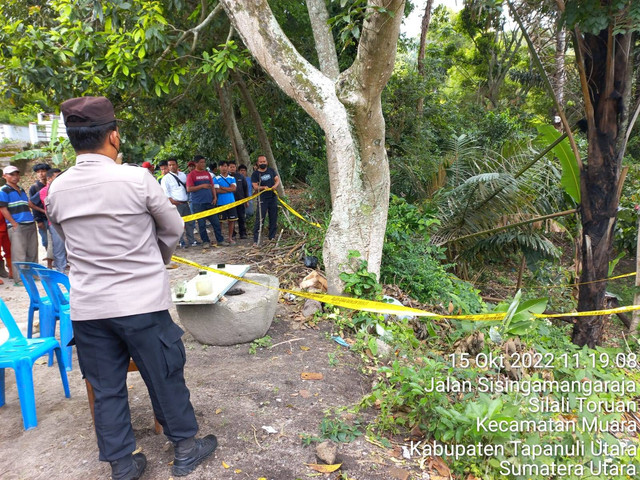 Polisi memasang garis pembatas di lokasi tempat perkara terjadinya pria di Taput tewas dibunuh adiknya hanya karena cek cok persoalan kompor gas LPG. Foto: Dok. Polres Taput