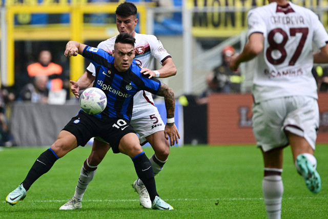 Pemain Inter Milan Lautaro Martinez berebut bola dengan pemain Salernitana pada pertandingan lanjutan Liga Italia di San Siro, Milan, Italia. Foto: Miguel MEDINA / AFP