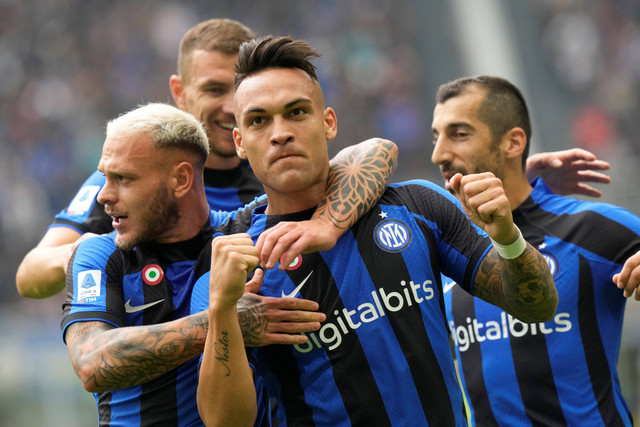 Selebrasi pemain Inter Milan Lautaro Martinez usai mencetak gol ke gawang Salernitana pada pertandingan lanjutan Liga Italia di San Siro, Milan, Italia. Foto: Luca Bruno/AP Photo
