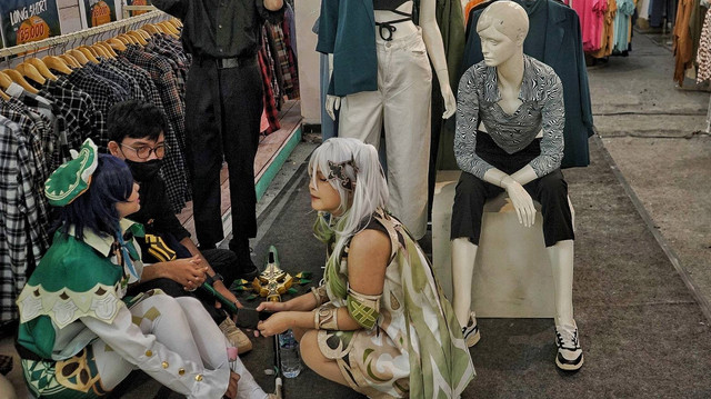 Dua orang cosplayer yang sedang berbincang di salah satu tenant Palembang Indah Mal saat event Genshin Party, Minggu (16/10) Foto: abp/Urban Id