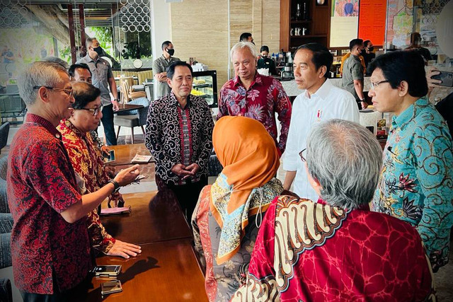 Presiden Jokowi bertemu dengan teman-temannya semasa kuliah di UGM saat kunjungan ke Yogyakarta, Minggu (16/10/2022). Foto: Laily Rachev/Biro Pers Sekretariat Presiden
