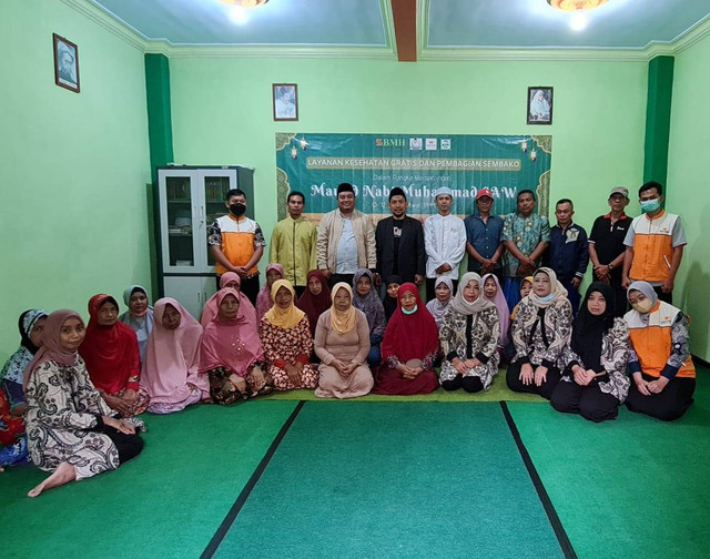 Dokter Puguh Wiji Pamungkas selaku Founder RSU Wajak Husada (ketiga dari kiri berdiri) bersama warga, BMH, para medis RSU Wajak Husada. dok