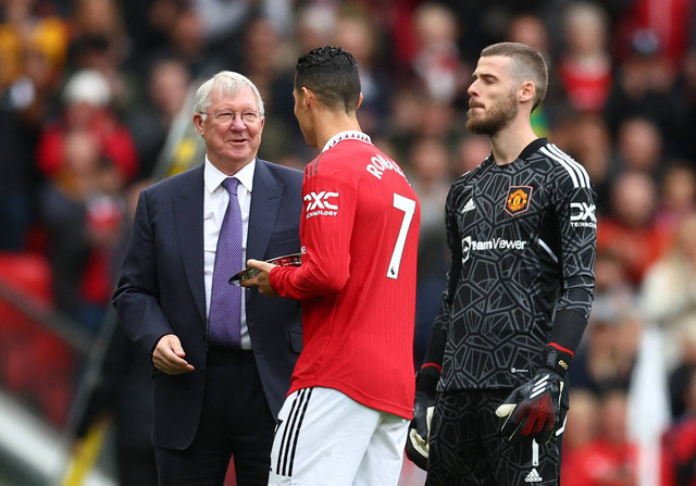 Sir Alex Ferguson bersama David de Gea dan Cristiano Ronaldo di Old Trafford, Minggu (16/10). Foto: David Klein/REUTERS