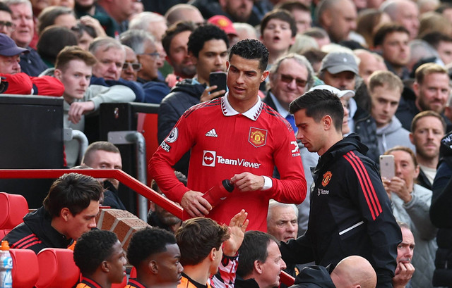Cristiano Ronaldo di tribun setelah ia digantikan. Foto: David Klein/REUTERS