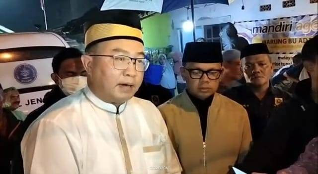 Walikota Bogor Bima Arya Sugiarto bersama Rektor IPB Prof Arif Satria melayat ke kediaman Adzra Nabila, Minggu (16/10). Foto: Dok. Istimewa