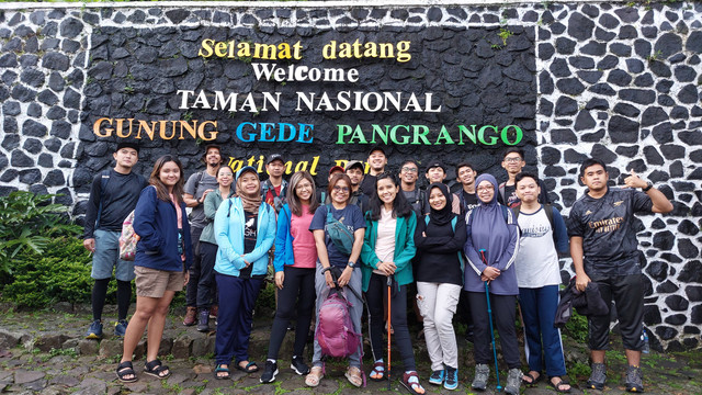 Foto dulu depan sini biar kelihatan lagi di mana. Dokumen di hapenya Om Kong.