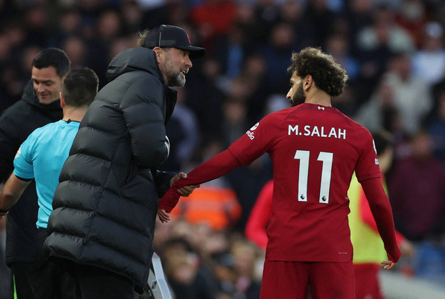Juergen Klopp dan Mohamed Salah saat laga Liverpool vs Man City di Stadion Anfield dalam lanjutan Liga Inggris 2022/23 pada 16 Oktober 2022. Foto: REUTERS/Phil Noble