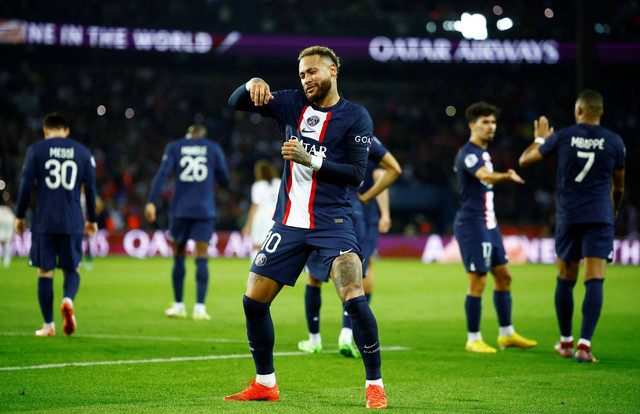 Selebrasi joget Neymar saat PSG vs Marseille dalam lanjutan Liga Prancis 2022/23 di Parc de Princess pada 17 Oktober 2022. Foto: REUTERS/Stephane Mahe