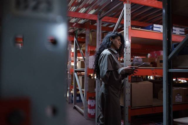  Ilustrasi Gaji Checker Gudang. Foto: Pexels