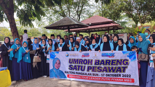 Samira Travel Pangkalan Bun memberangkatkan 29 jemaah umrah ke tanah suci Makkah. Nampak para jemaah berfoto bersama di Bandara Lanud Iskandar pada Minggu (16/10/2022). Foto: IST/InfoPBUN