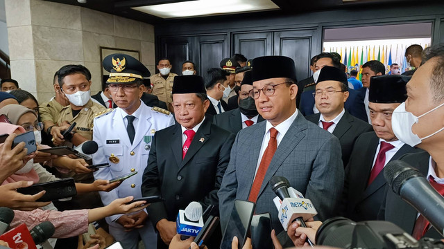 Mendagri Tito Karnavian (tengah) Bersama Pj Gubernur DKI Heru Budi Hartono (kiri) dan Anies Baswedan (kanan). Foto: Aprilandika Pratama/kumparan