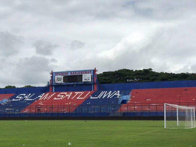 Suasana dalam Stadion Kanjuruhan, sepekan setelah tragedi Foto: Abdul Latif/kumparan