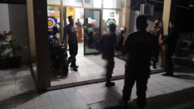 Sebelas wanita muda di Banda Aceh diamankan tim patroli gabungan Satpol-PP/WH atau Polisi Syariat, mereka diduga mengkonsumsi minuman keras di lokasi kawasan pantai wisata Ulee Lheue.  Foto: Dok. Istimewa