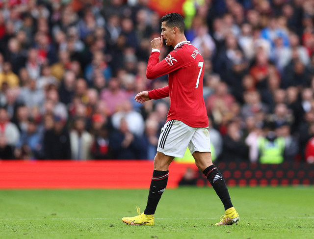 Cristiano Ronaldo setelah ia digantikan dalam laga MU vs Newcastle United di Old Trafford dalam lanjutan Liga Inggris pada 16 Oktober 2022. Foto: David Klein/REUTERS