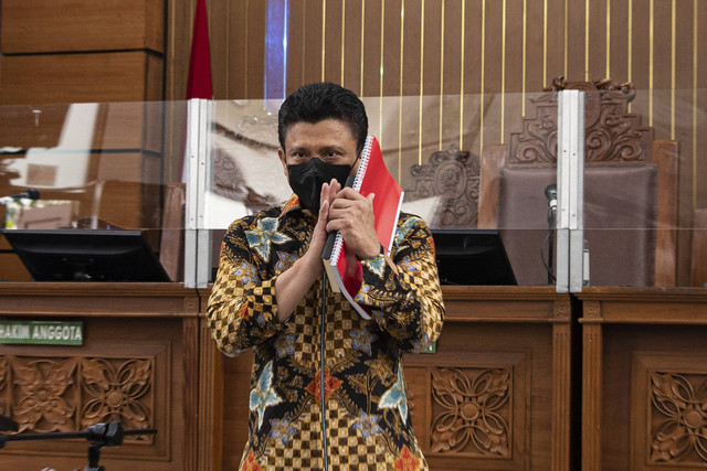 Terdakwa Ferdy Sambo tiba untuk menjalani sidang dakwaan kasus pembunuhan berencana terhadap Brigadir Nopriansyah Yosua Hutabarat serta obstruction of justice atau menghalangi proses hukum di Pengadilan Negeri Jakarta Selatan, Jakarta, Senin (17/10 Foto: Sigid Kurniawan/Antara Foto