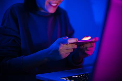 Ilustrasi menggunakan HP gaming 2 jutaan. Foto: Unsplash,com