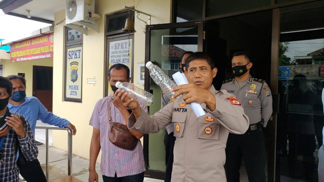 Kapolsek Jetis, Bantul menunjukkan sisa miras oplosan yang tewaskan 3 warga. Foto: .Arfiansyah Panji/kumparan