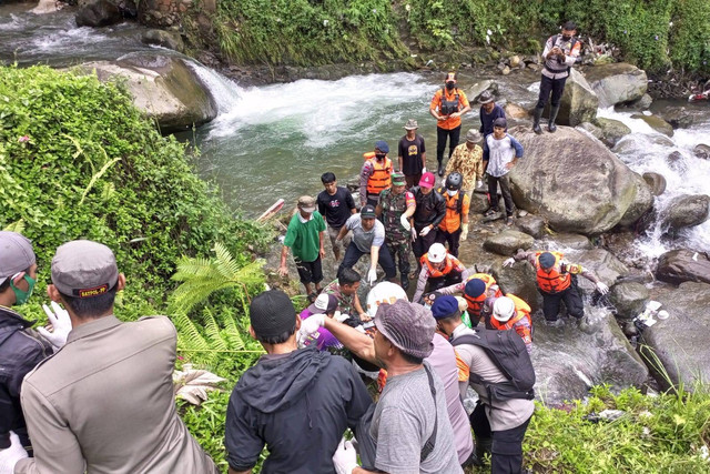 Tim SAR evakuasi jasad Andini, siswi SMP IT Al Hikmah Depok yang hanyut terseret arus Curug Kembar. Foto: Dok. Istimewa