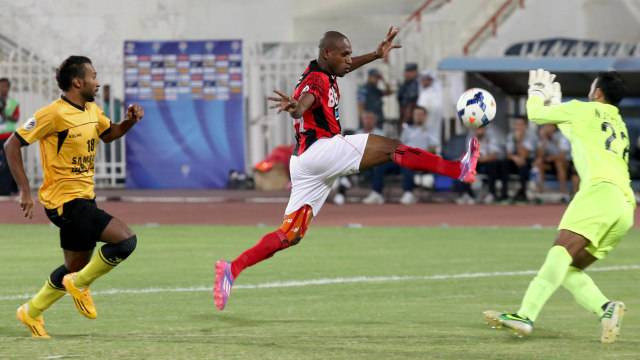 Pemain Persipura Jayapura Boaz Solossa berebut bola dengan pemain Al-Qadsia Kuwait pada pertandingan semifinal AFC Cup di Stadion Kuwait, Kuwait pada 16 September 2014. Foto: YASSER AL-ZAYYAT/AFP