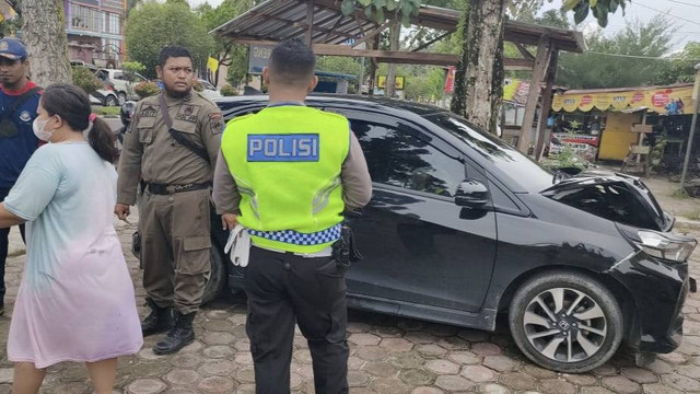 Anggota Satlantas Polres Kobar melakukan identifikasi penyebab kecelakaan di lokasi kejadian. Foto: IST/InfoPBUN