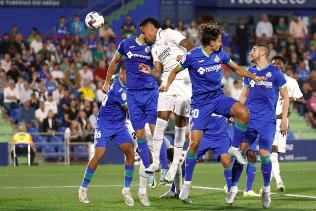 Pemain Real Madrid Eder Militao mencetak gol pertama mereka saat hadapi  Getafe di Coliseum Alfonso Perez, Getafe, Spanyol, Sabtu (9/10/2022). Foto: Juan Medina/REUTERS