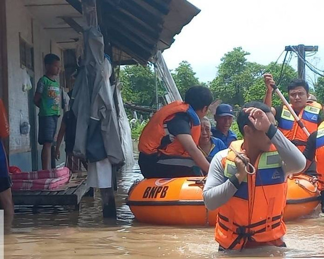 Evakuasi warga yang rumahnya terendam banjir di Jembrana, Bali - IST